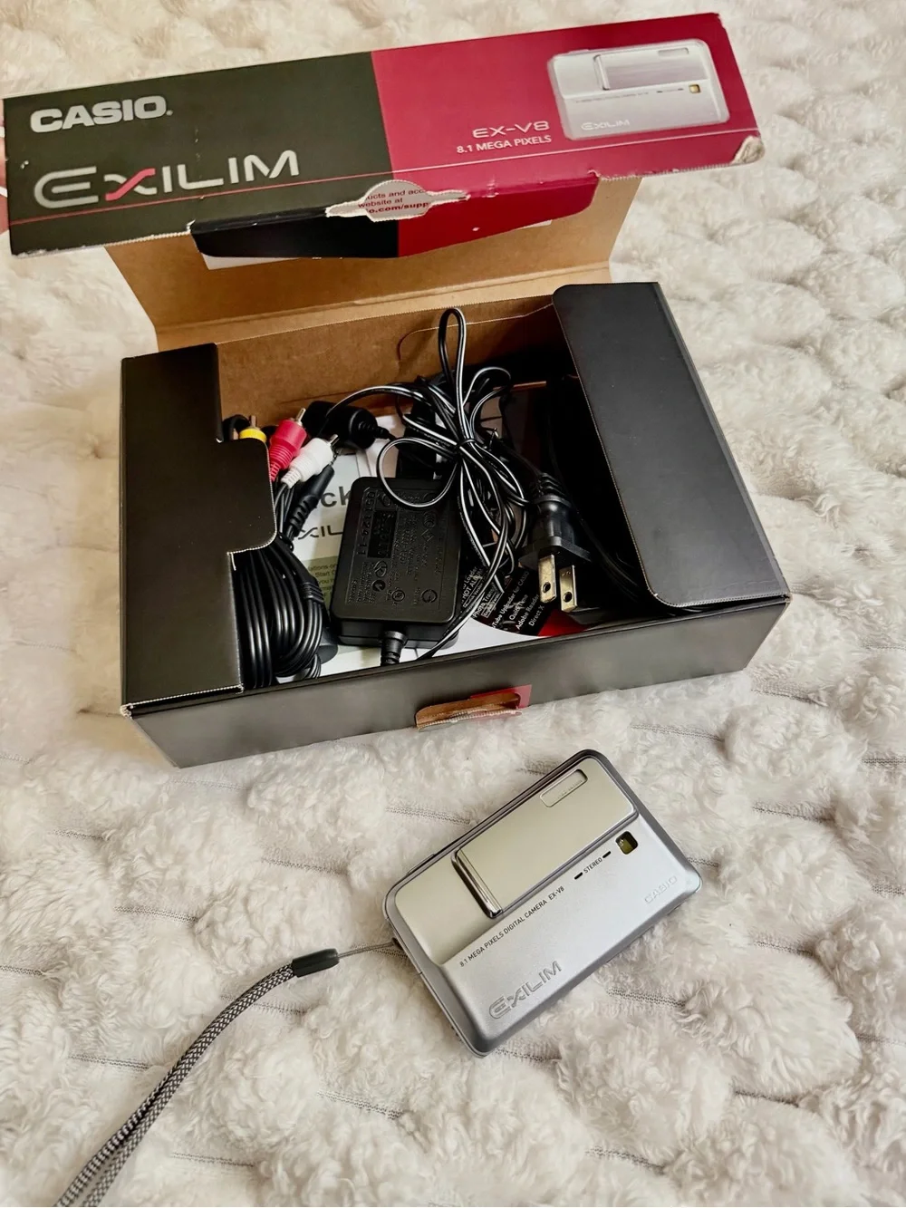 VTG/Y2K Digital Camera Bundle (SD Card, Orig. Box, Manuals, Charger, & Software)